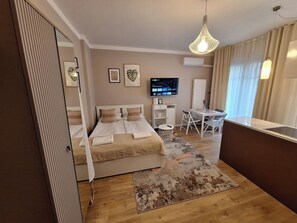 Iron/ironing board, WiFi, bed sheets