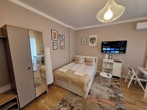 Iron/ironing board, WiFi, bed sheets - Stylish Studio in the Center | Balcony and 900 m to the Market Square (Kraków)