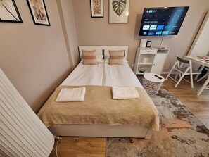 Iron/ironing board, WiFi, bed sheets