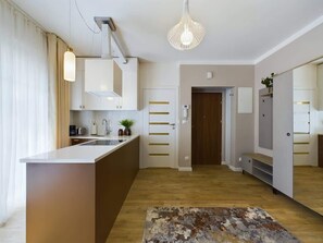 Fridge, oven, stovetop, coffee/tea maker