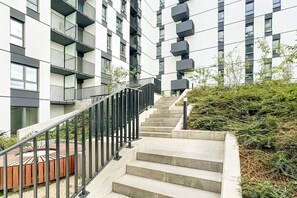 المنطقة المحيطة بالمنشأة