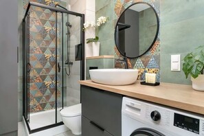 Douche, sèche-cheveux, shampoing
