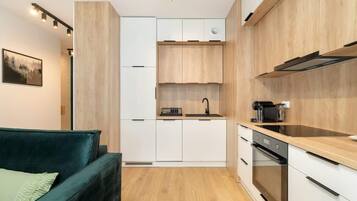 Kjøleskap, ovn, kokeplater og oppvaskmaskin