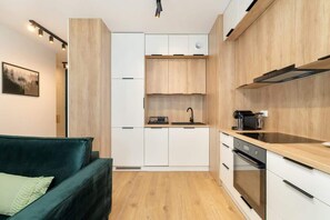 ثلاجة، فرن، موقد طهي مسطح، غسالة أطباق