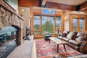 TV, fireplace - Experience mountain views at Alpine Vista Retreat, a spacious 3-bedroom home in Breckenridge! (Breckenridge)