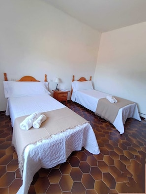 Basic Twin Room | Laptop workspace, free WiFi - Alquilo Habitacion Quintana del Castillo (Quintana del Castillo)