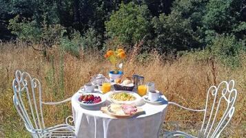 Free daily full breakfast