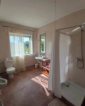 Douche, serviettes fournies, savon, shampoing