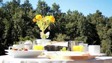 Desayuno completo gratuito y diario