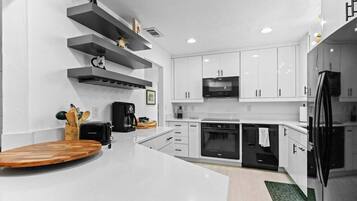 Geladeira, micro-ondas, fogão, cooktop