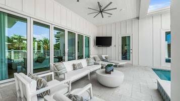 تلفزيون ذكي، مدفأة، تنس طاولة، كُتُب