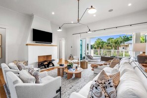 TV connectée, cheminée, table de tennis de table, livres