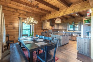 L’intérieur d’une cabane en bois comprend un coin repas, une cuisine et un bar.