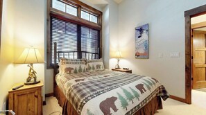 4 bedrooms, free WiFi, bed sheets - Pet-Friendly Bright Home on Golf Course. Gas Grill, Washer/Dryer & Hot Tub (Mammoth Lakes)