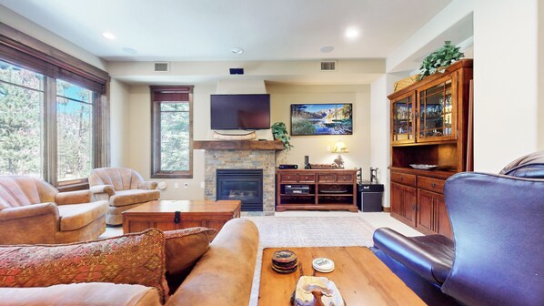Smart TV, fireplace - Pet-Friendly Bright Home on Golf Course. Gas Grill, Washer/Dryer & Hot Tub (Mammoth Lakes)