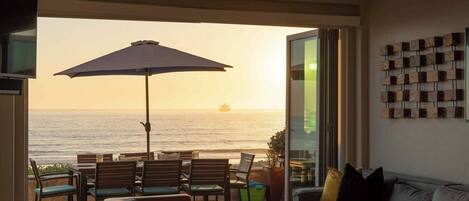 Televisión, oficina y monitor de computadora