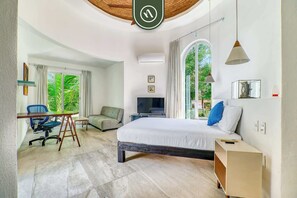 5 bedrooms, desk, iron/ironing board, travel crib