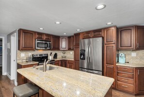 Mikrowelle, Geschirrspüler, Toaster, Kochgeschirr/Geschirr/Besteck