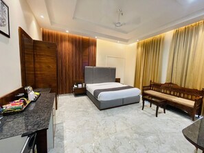 In-room safe, desk, soundproofing, iron/ironing board - Hotel Miracle Resorts (Phagwara)