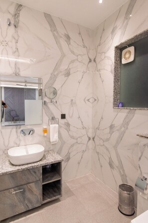 Dusj, hårføner, tøfler og håndklær