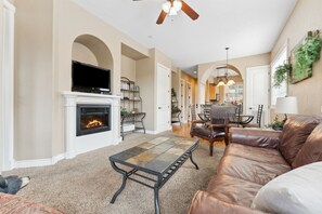 Smart TV, video games, DVD player, video library - Charming Log Cabin Retreat Near Silver Dollar City (Branson)