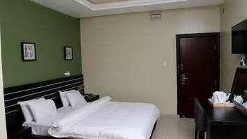 Habitación Deluxe, balcón, vistas a la ciudad | Escritorio, espacio para trabajar con un portátil, wifi gratis