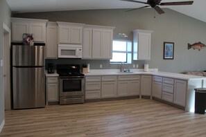 Jääkaappi, mikroaaltouuni, uuni, liesi