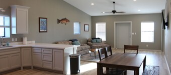 308 Copano - Vast open design, modern & can accommodate big groups
