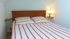 1 chambre, fer et planche à repasser, lit parapluie, draps fournis