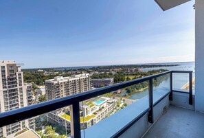 Property grounds - Apt On Harbor with Balcony and Pool (Stamford)