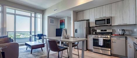 Réfrigérateur, micro-ondes, four, plaque de cuisson