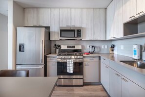 Fridge, microwave, oven, stovetop - Apt On Harbor with Balcony and Pool (Stamford)