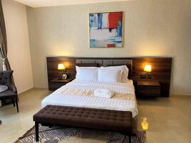 Escritorio, espacio para trabajar con laptop y wifi gratis 