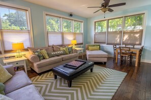 Smart TV, fireplace, stereo - Hillside retreat in Beachwalk Resort for 10 (Michigan City)