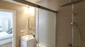 Suihku, hiustenkuivaaja, pyyhkeet