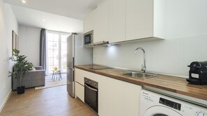 Fridge, microwave, oven, coffee/tea maker - Housing Lagunillas by Sharing Co (Málaga)