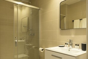 Douche, sèche-cheveux, serviettes fournies