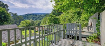 Fire Pit & Mountain Views: Quiet Sparta Getaway