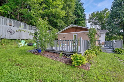 Fire Pit & Mountain Views: Quiet Sparta Getaway