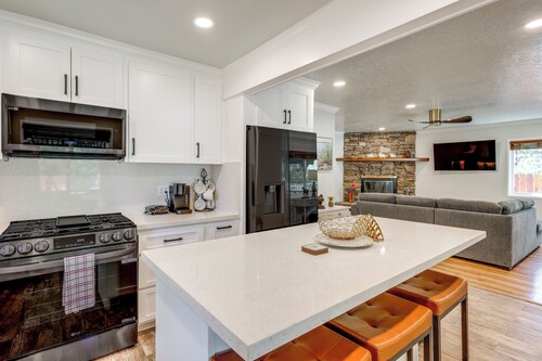 Near Slopes & Shores: Pet-friendly Sugarloaf Gem