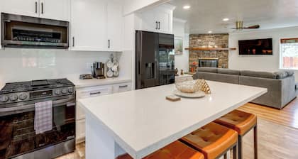 Near Slopes & Shores: Pet-friendly Sugarloaf Gem