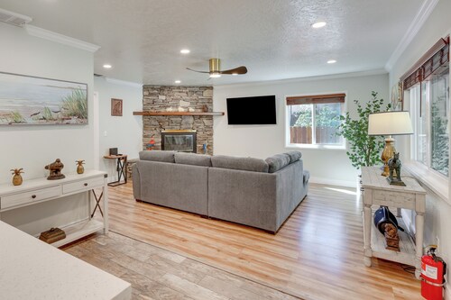 Near Slopes & Shores: Pet-friendly Sugarloaf Gem