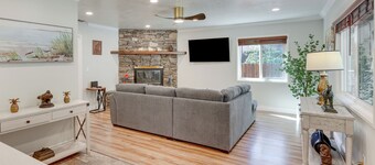 Near Slopes & Shores: Pet-friendly Sugarloaf Gem