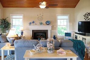 House (3 Bedrooms) | Interior - Riverfront Aurora Home w/ Deck & Private Pier! (Aurora)