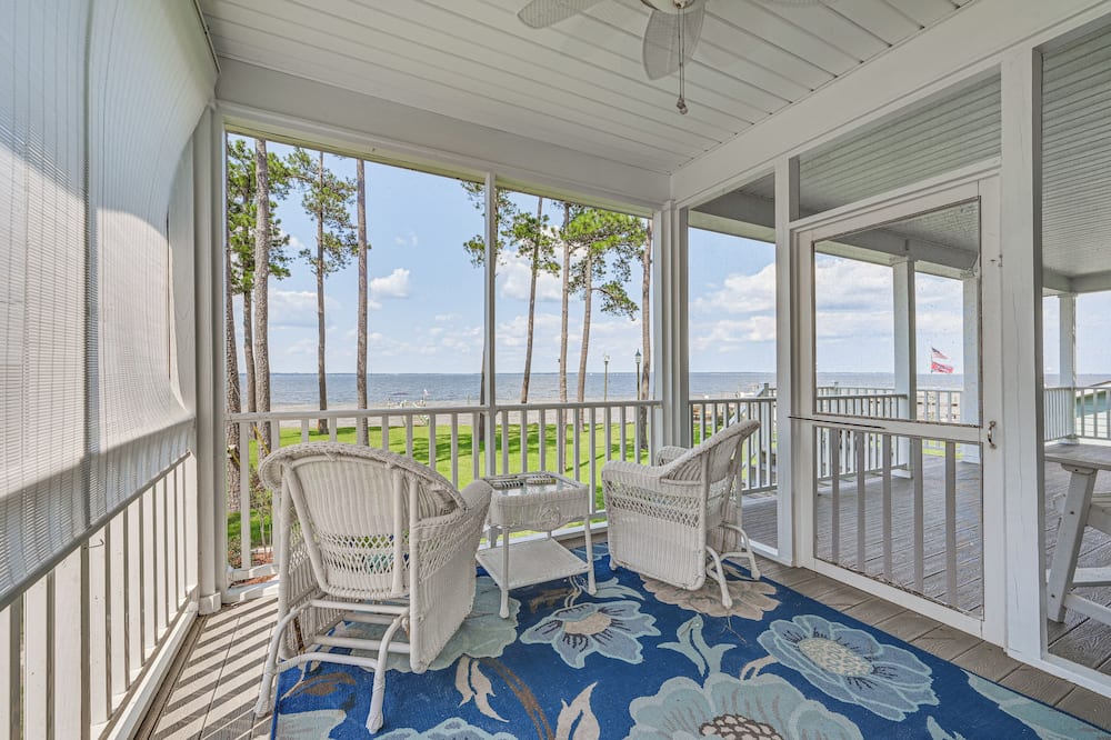 Riverfront Aurora Home w/ Deck & Private Pier! - Aurora, NC