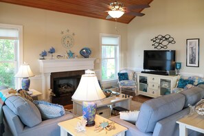 House (3 Bedrooms) | Interior - Riverfront Aurora Home w/ Deck & Private Pier! (Aurora)