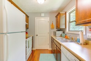 House (3 Bedrooms) | Interior