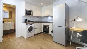 冷蔵庫、電子レンジ、オーブン、コーヒー / ティーメーカー