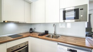 Kühlschrank, Mikrowelle, Ofen, Wasserkocher mit Kaffee-/Teezubehör