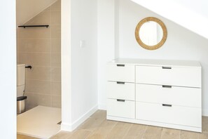 Dusche, Haartrockner, Handtücher